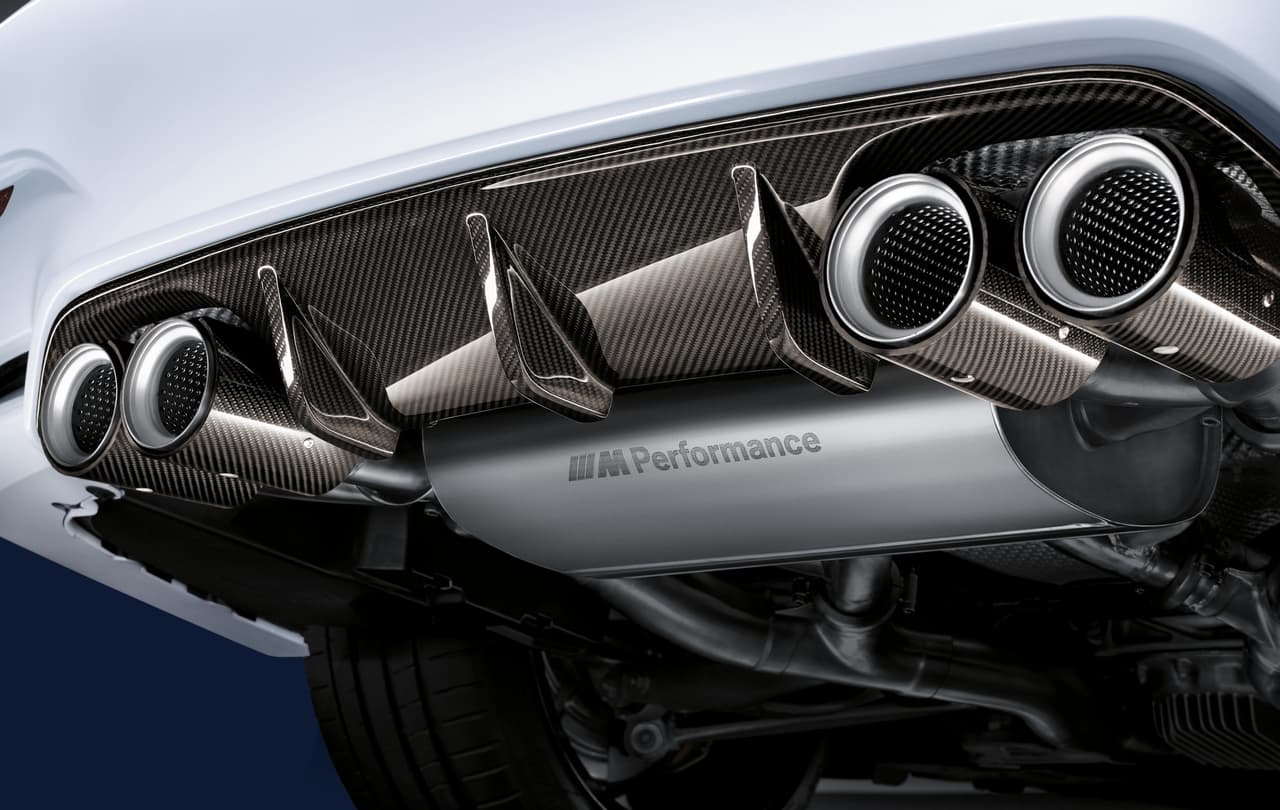 Los escapes de BMW no sufren grandes variantes, pero sí llega este difusor de aire, presente en los M3 Saloon y Sedán, y en el M4 Coupé. Además, se aprecia un gran silenciador que lleva grabada la leyenda “M Performance”. Las salidas de los tubos de escape son en fibra de carbono.