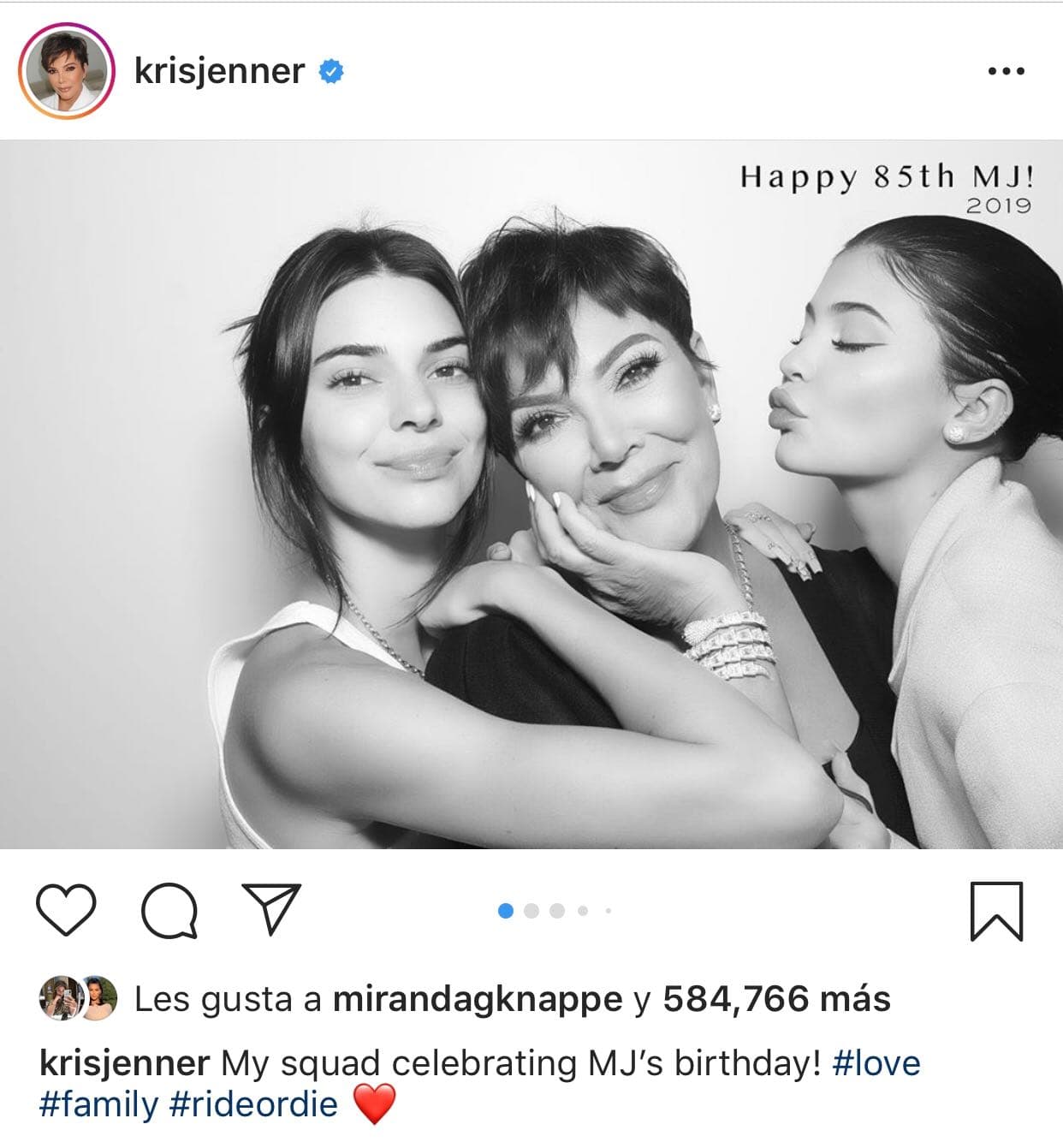 Por su parte, Kris Jenner compartió imágenes de sus dos hijas menores, Kendall y Kylie Jenner, fruto de su relación con Caitlyn Jenner (antes Bruce Jenner).