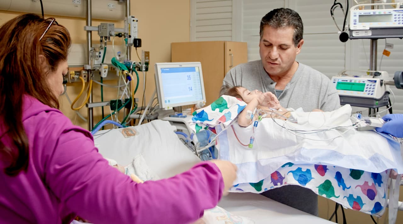 El padre de las niñas, Arturo Sandoval, retorna a Erika a su cama.