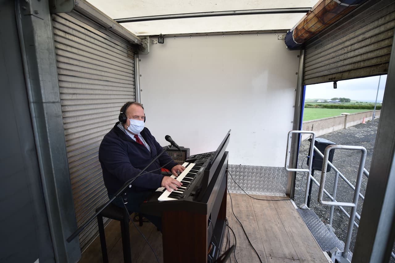 <b> ¿Quién es elegible para recibir estos fondos?</b>
<br>Los músicos que puedan presentar al menos 2 años de documentación que demuestre que han actuado regularmente profesionalmente, solos o como parte de una banda y que viven en Austin, Texas, son elegibles para recibir fondos.