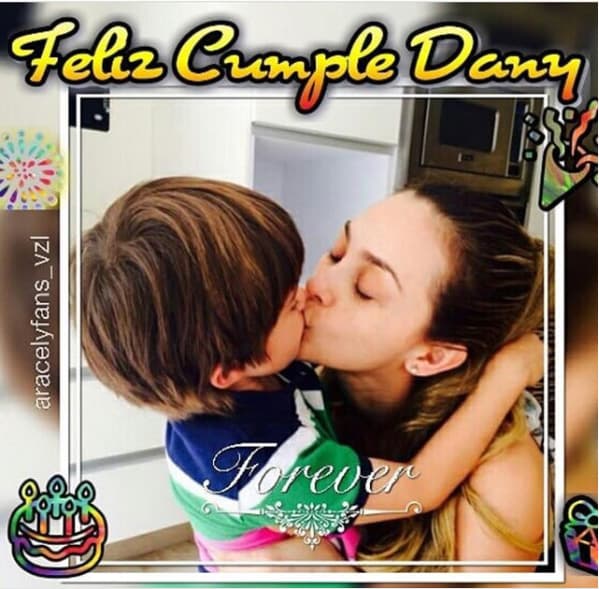 Aracely Arámbula celebró el cumpleaños de su hijo menor, Daniel, y compartió esta imagen con un emotivo mensaje. “¡Feliz cumpleaños! Mi pequeño príncipe, bellísima bendición que recibí hace 9 años. ¡Te AMO tanto! Los AMO. GRACIAS por existir”.