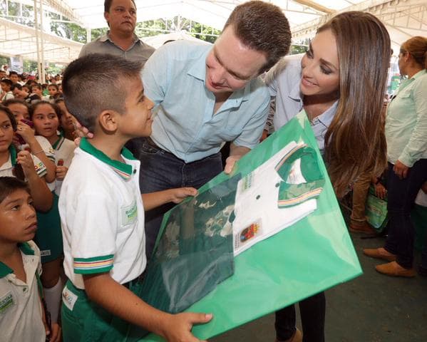 No es la primera vez que Anahí comparte con sus seguidores sus labores como primera dama.