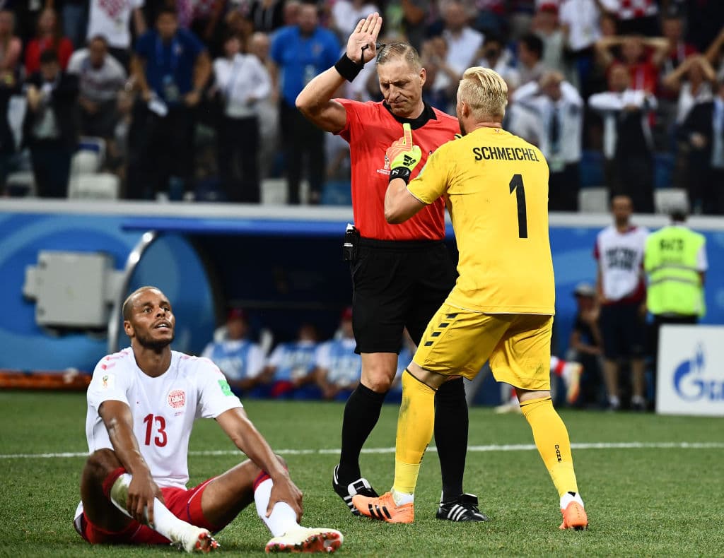 El tercer partido en el que Pitana actuó fue en el choque de octavos de final entre Dinamarca y Croacia. En el piso yace Mathias Jorgensen, quien cometió el penalti en tiempo extra.