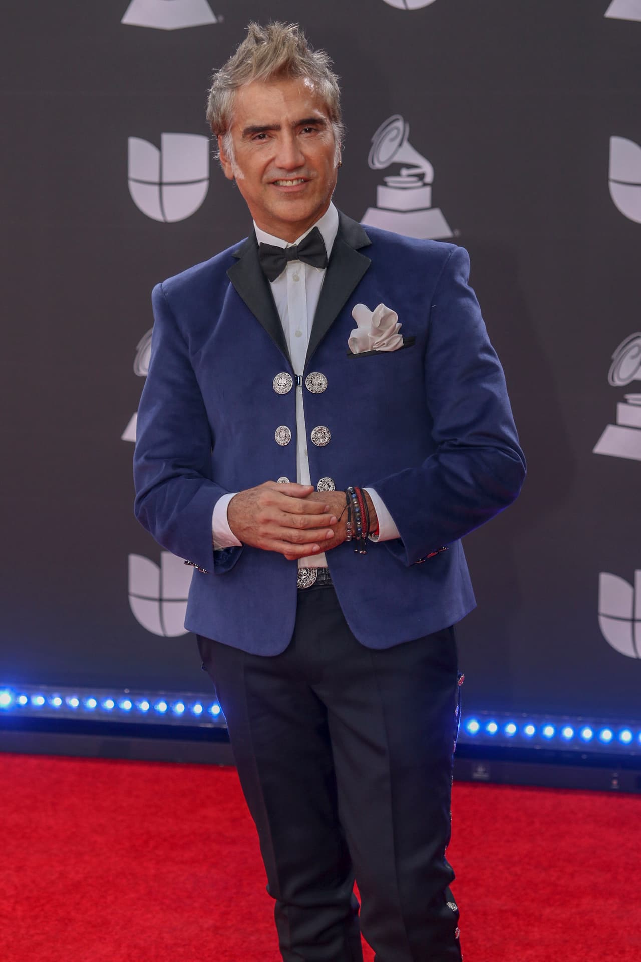 Tras subir al escenario de los 
<b><a href="https://www.univision.com/shows/latin-grammy">Latin GRAMMY 2019</a></b> junto a su padre, Vicente Fernández y su hijo Alex Fernández, 
<b><a href="https://www.univision.com/temas/alejandro-fernandez">Alejandro Fernández</a></b> compartió una reflexión sobre la importancia de la familia.