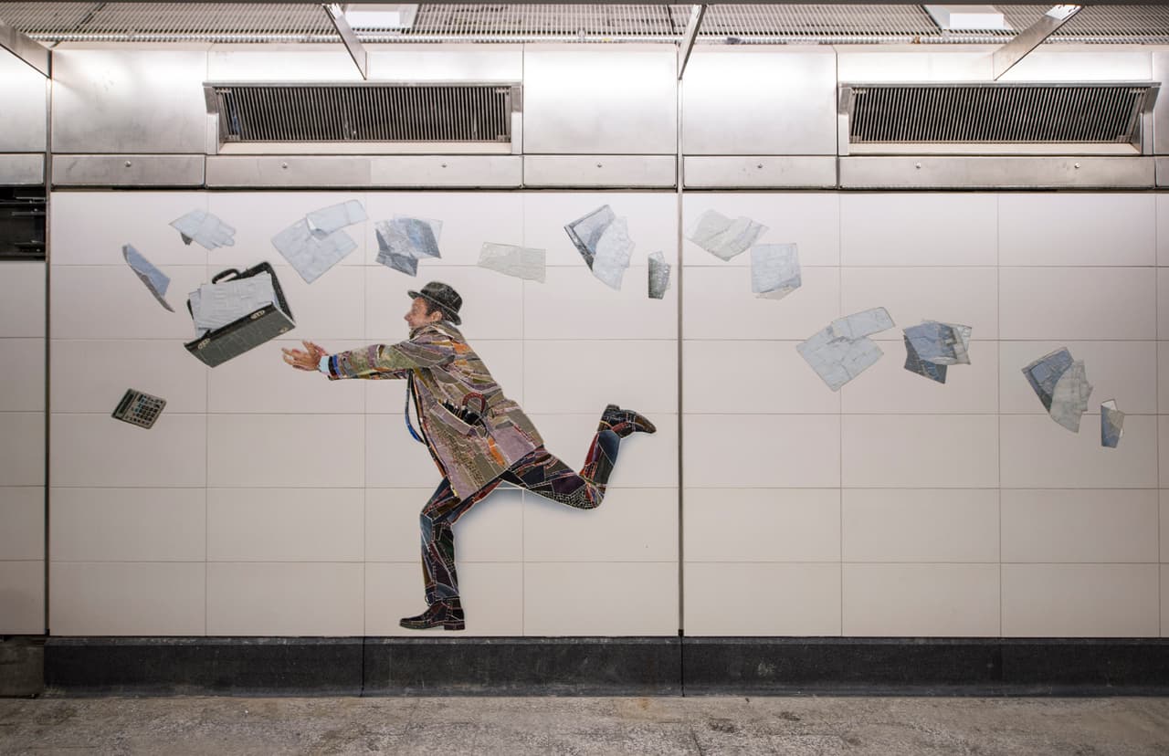 “Perfect Strangers”, de Vik Muniz, basada en fotos reales, rinde tributo a todas las personas con que uno podría toparse en el metro de Nueva York, incluyendo un aturdido hombre de negocios, chicos de la escuela con rostros aburridos y un felino peludo.