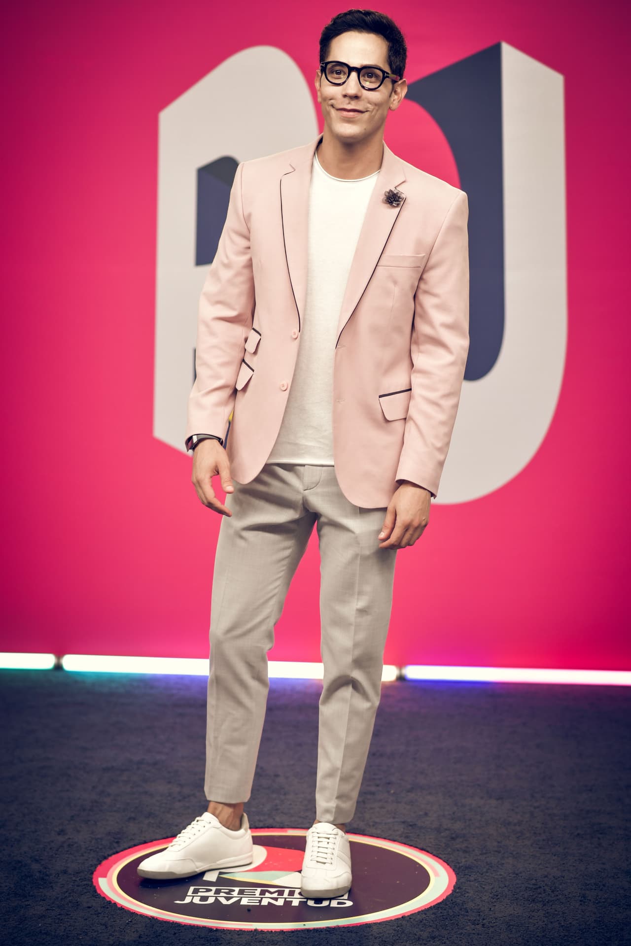 Christian Chávez, a quien veremos como profesor de la serie 'Like, la leyenda', también llevó un saco rosa y tenis blancos, aunque el ex-RBD se diferenció por el color de su pantalón.