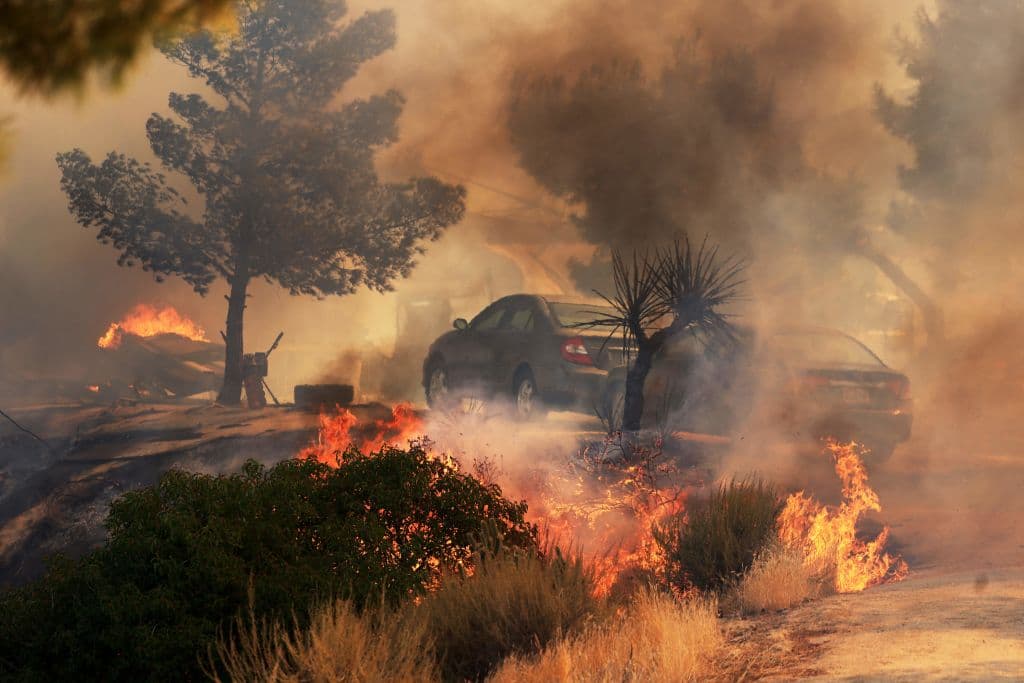 En Aguanga, una pequeña ciudad en el condado de Riverside, residencias y autos quedaron expuestos a las llamas del fuego Highland, que desde este lunes 30 de octubre no ha podido ser contenido.