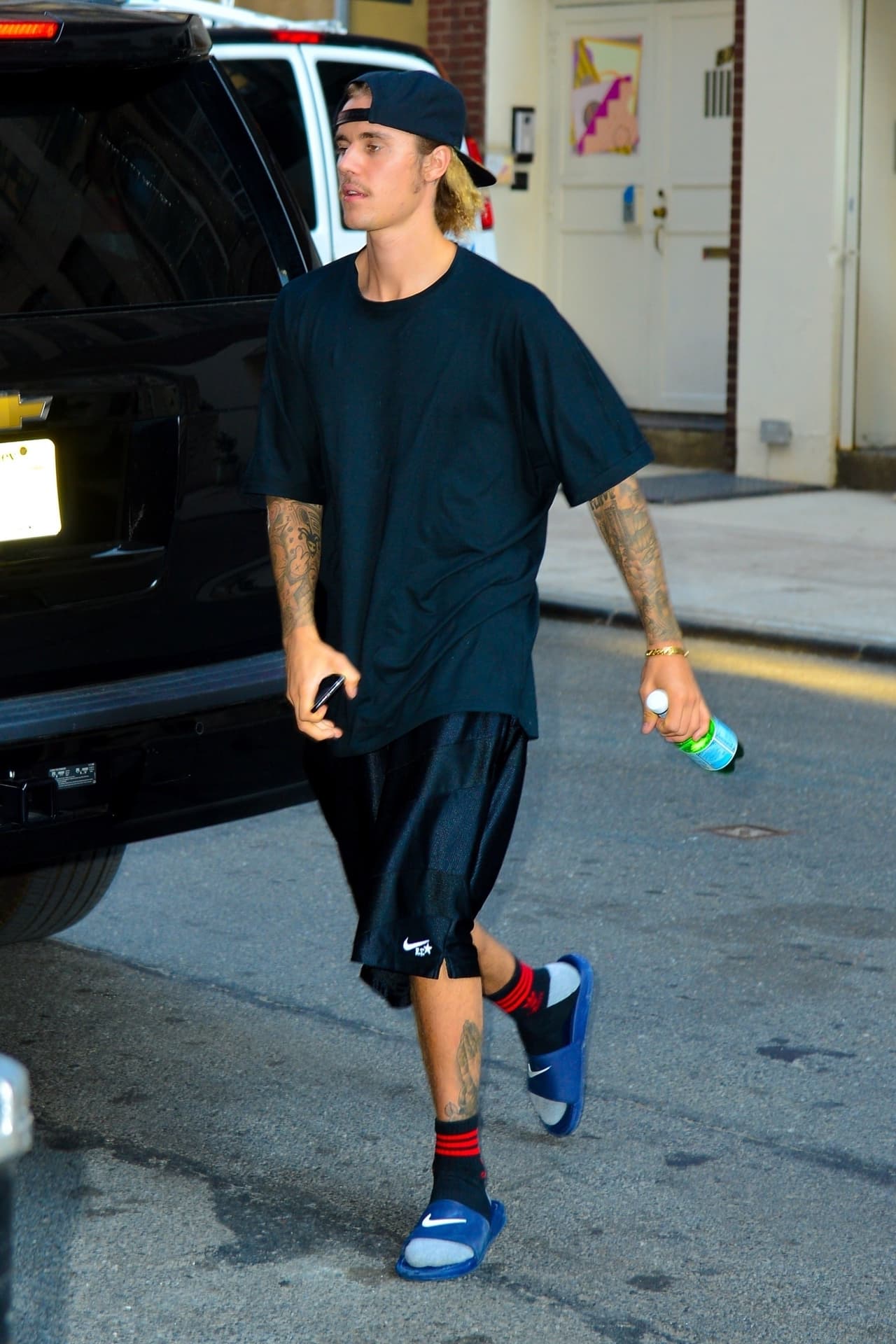 En 2016 , Justin se tatuó una cruz pequeña al borde de su párpado inferior derecho.