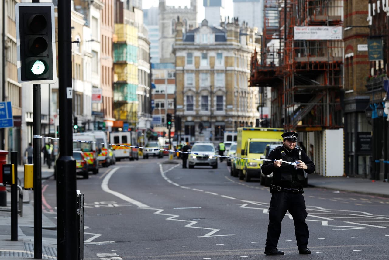 La policía londinense acordona una de las zonas donde ocurrieron los ataques, cerca de Borough Market