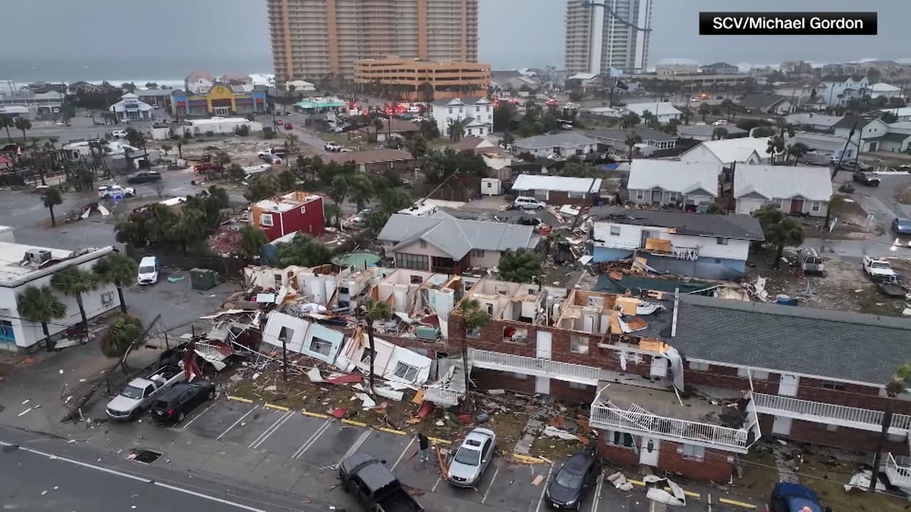 En Panama City Beach, Florida, había techos derribados además de muebles, cercas y escombros desparramados y una casa inclinada, apoyada sobre otra casa.