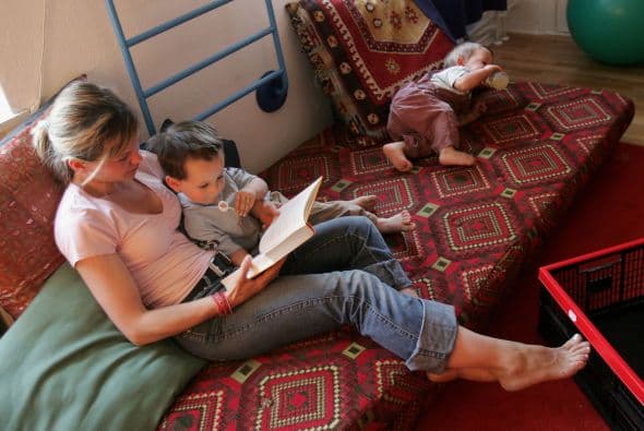 ESCOGE LIBROS APROPIADOS - A los niños pequeños les encantan los libros de cartón, los libros de plástico que se pueden meter en la tina y los que tienen ilustraciones que se despliegan.