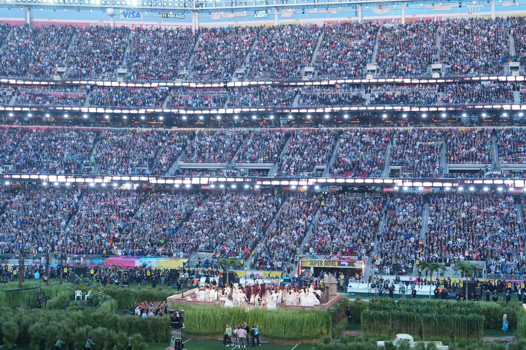 <b><a href="https://www.univision.com/noticias/estados-unidos/bad-bunny-hace-referencia-a-discurso-contra-ice-en-el-show-de-medio-tiempo-del-super-bowl" target="_blank">En el Levi's Stadium, frente a cerca de 70,000 asistentes</a></b>, Bad Bunny soltó la amarga verdad que viven los puertorriqueños que no han tenido
<b> los recursos económicos</b> para comprar generadores de electricidad o para 
<b>invertir en placas solares</b>, cada vez que se va la luz.
<br>Otro problema grande lo provocan
<b> las fluctuaciones de voltaje</b>, dañando televisores, hornos, neveras y otros enseres, pérdidas por las que LUMA Energy no compensa a sus clientes.
<br>Su crítica social trascendió sin generar controversias.