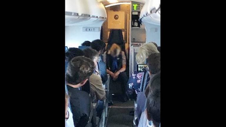 Imagen de la azafata en Air Winscounsin durante el vuelo de de Chicago a South Bend, Indiana.