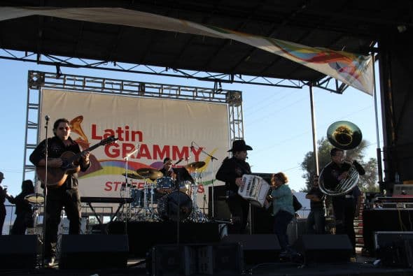 Los corridos de la banda grupera “Voz de Mando” se hicieron sentir en los Latin Grammy Streets Parties en Phoenix, donde los fanáticos esperaban ansiosos y cantaron con entusiasmo las más famosas canciones de esta agrupación. 