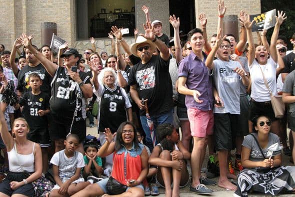 Photos: Spurs Championship Parade 2014 Barges
