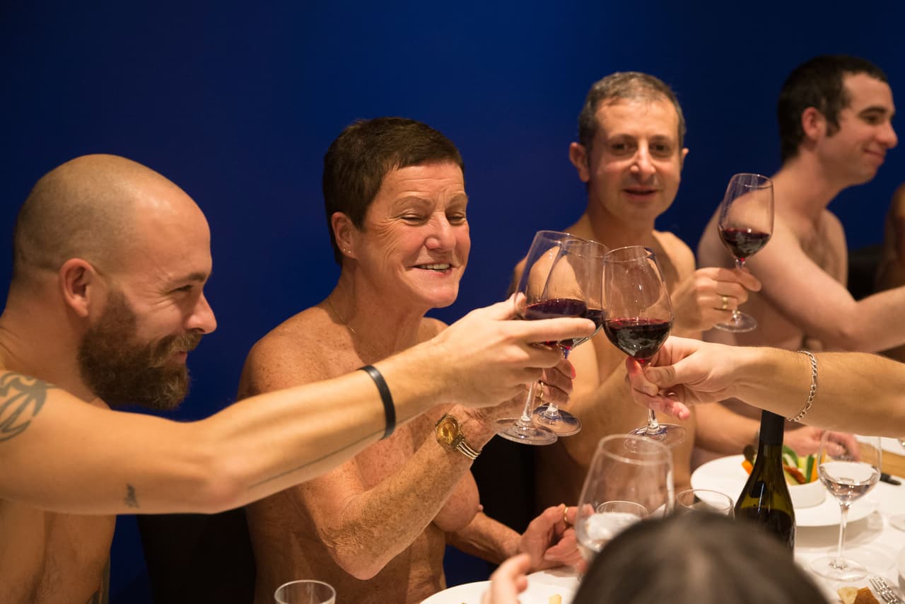 Un restaurante en París invita a sus comensales a comer sin ropa. Sin embargo, los mesoneros sí están vestidos por razones de higiene y porque así lo exigen las leyes francesas. Fue fundado por dos hermanos.