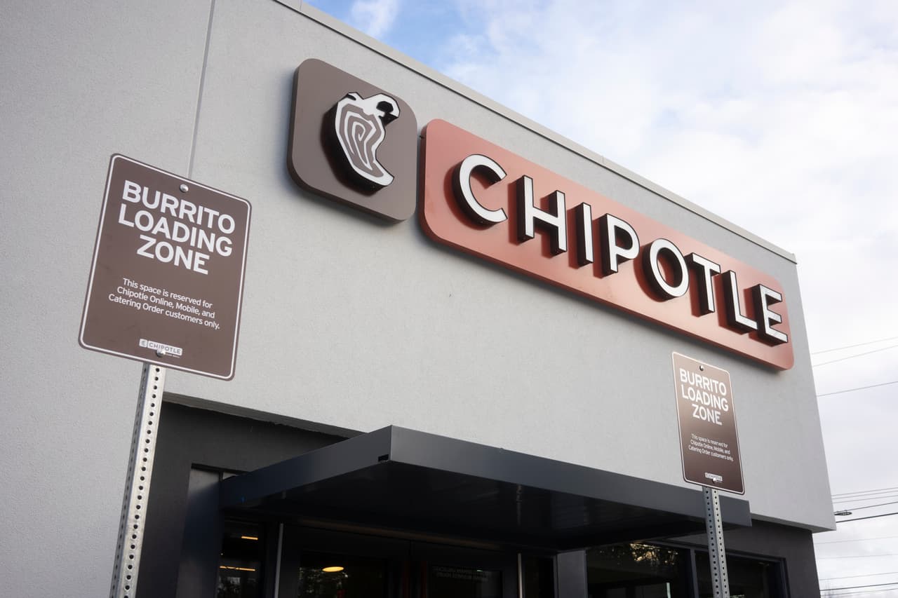 <b>Puesto 2. Chipotle Mexican Grill</b>. Fue fundado en 1993 en Denver, Colorado. Es la cadena ocupa el puesto 12 entre las primeras 500 más importantes del país. 
<a href="https://www.chipotle.com/"><u>Tiene más de 2,500 restaurantes en 43 estados</u></a> y en 2019 su ganancia fue de más de 5,000 millones de dólares.