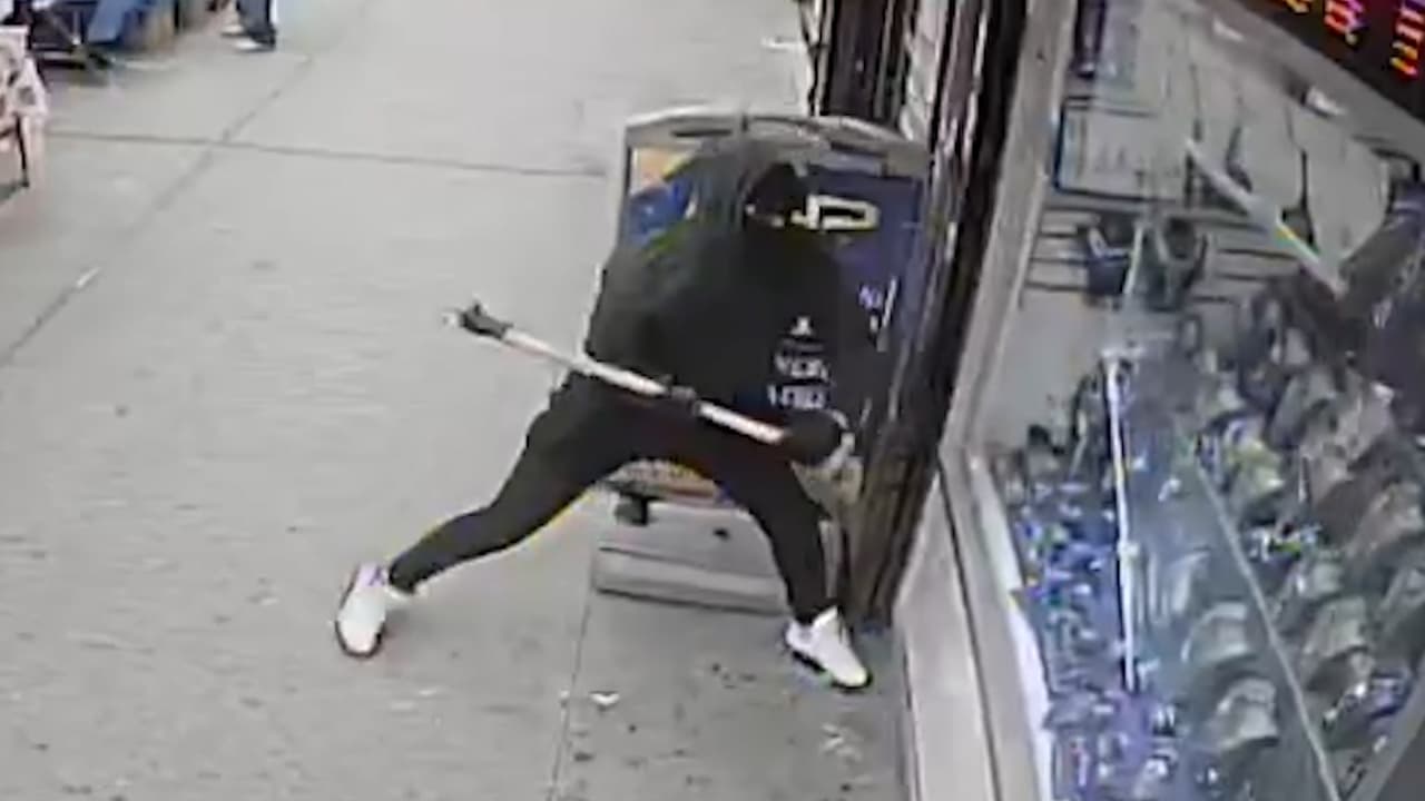 Rompen a martillazos vidriera de una joyería en el Bronx y arrasan con las joyas
