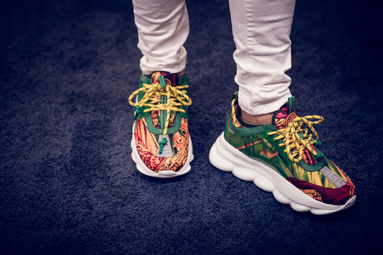 Nio García eligió este modelo Versace para llegar a la fiesta del verano que acompañó a su espectacular chaqueta DMax. 
<br>