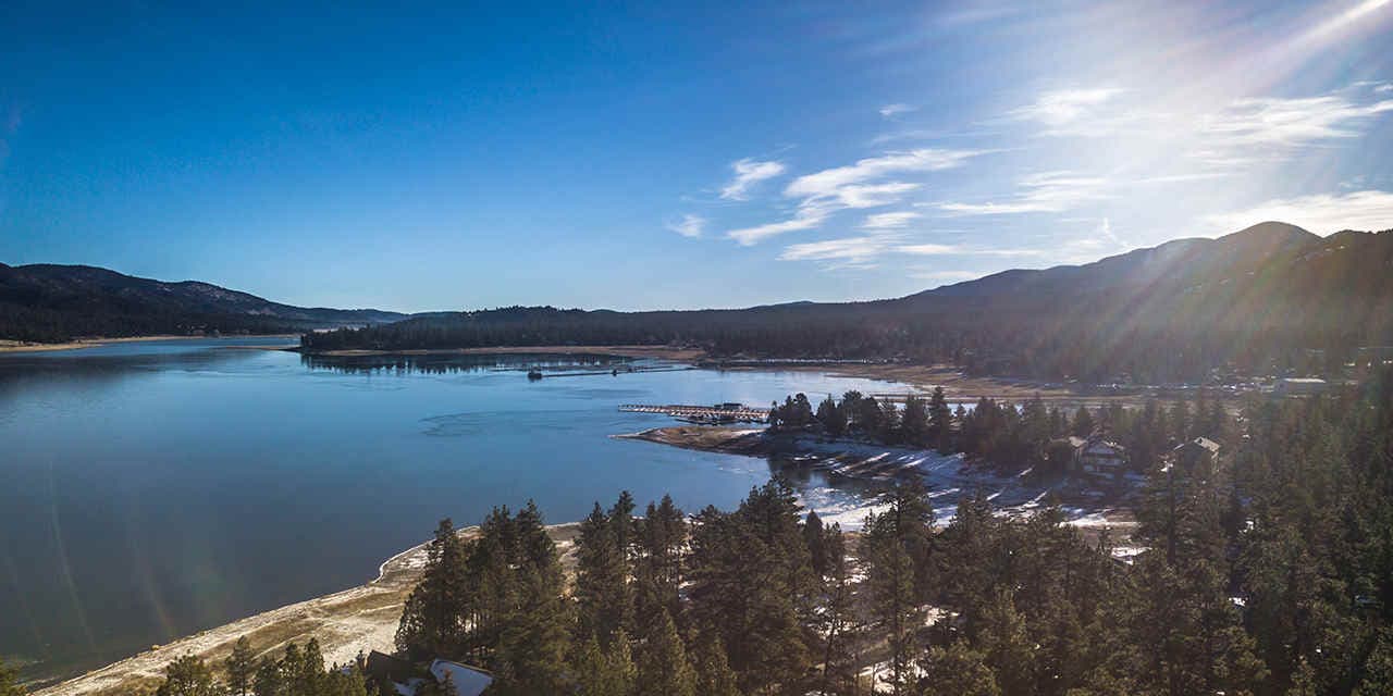 6. 
<b>Big Bear Lake:</b>
<br>Es considerado como uno de los 10 mejores parques de California, Big Bear se encuentra a solo dos horas de Los Ángeles, en las montañas de San Bernardino que ofrecen un escape de la ciudad a una altitud de 2.060 metros.
<br>Dirección: 40824 Big Bear Blvd. Big Bear Lake, CA 92315.
