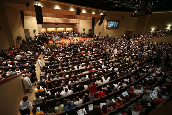 El reverendo Al Sharpton, un líder en la comunidad afroamericana se dirigió al público, al igual que el reverendo Charles Ewing, tío de Michel Brown.