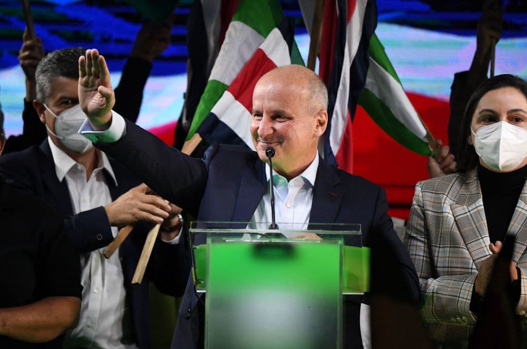 José María Figueres, candidato del Partido de Liberación Nacional, iba al frente del recuento de votos en las elecciones presidenciales de Costa Rica, pero probablemente deberá disputar un balotaje en abril con quien llegue de segundo lugar.