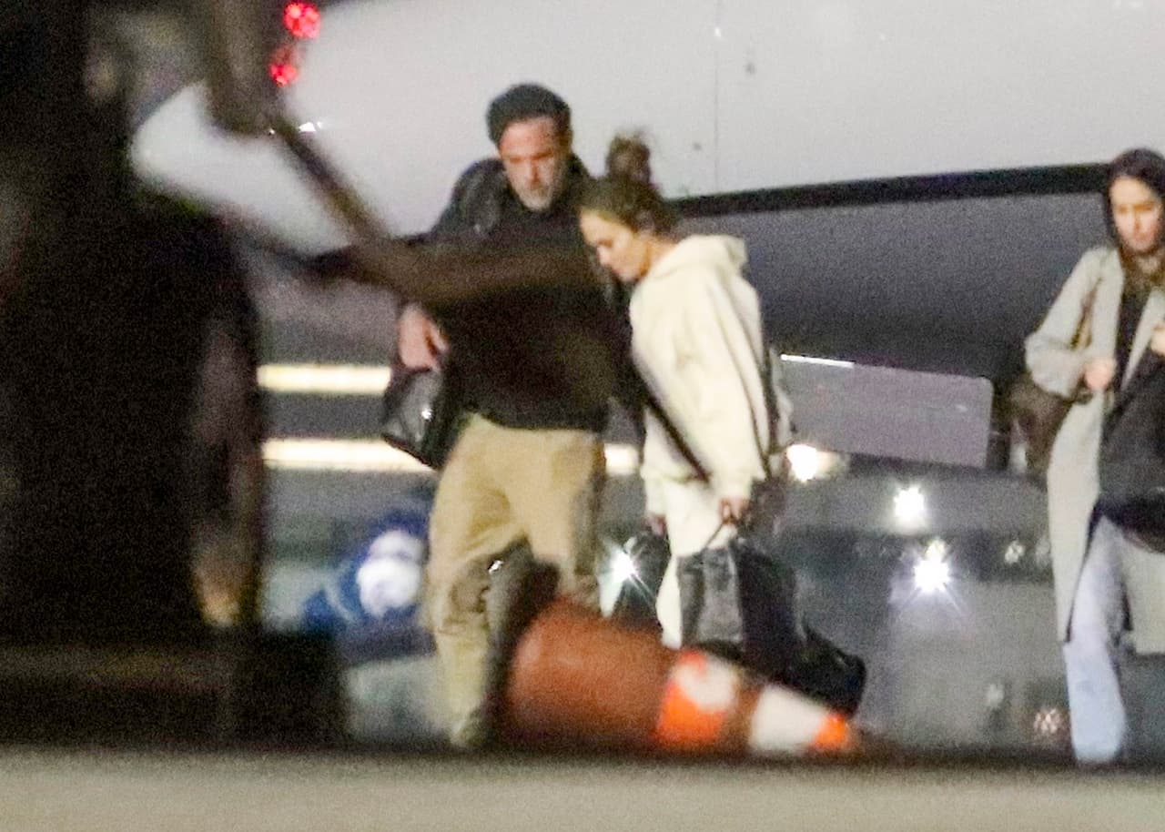 Pero mientras JLo y Ben Affleck fueron vistos descender de un avión, a cientos de millas de distancia también lo hacía el ex de la cantante, A-Rod, 
<b><a href="https://www.univision.com/famosos/a-rod-melanie-collins-besos-jlo-ben-affleck-st-tropez-fotos" target="_blank">y no estaba solo. </a></b>
<br>