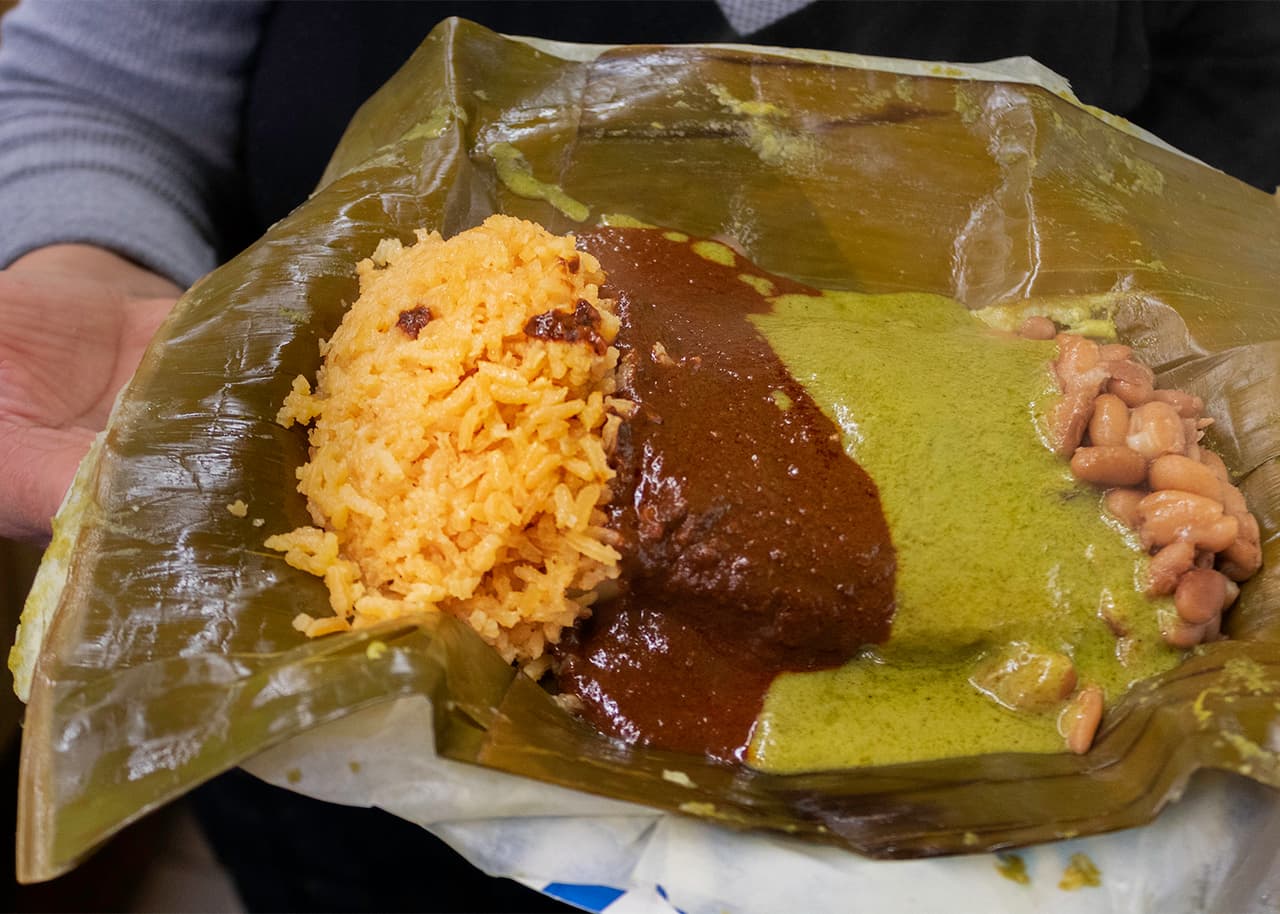<b>La propuesta de Yvolina’s </b>
<br>Yvolina’s Tamales 
<br>814 W 18th St. Chicago, IL 60608
<br>(312) 731-3167 
<br>Lun.-Dom. 10 am- 6 pm 
<br>Tipo de pago: Tarjeta y Apple Pay 
<br>Precio del tamal con mole: $9 —con arroz y frijoles: $14
<br>
<br>No se sorprenda por la sencillez de su decorado sino por la calidad de la comida de Yvolina’s Tamales. La especialidad son los tamales y la dueña Marcelina Hernández, quien cuenta que se prepara para el Mole de Mayo de este año, ha creado una versión en la que el tamal se sirve cubierto por una cremosa capa del mole de su preferencia (hay cuatro para escoger), acompañado con arroz y frijoles.
<br>
<br>El restaurante se destaca por ofrecer platos con ingredientes muy frescos e incluir opciones saludables para todo tipo de persona, ya sean veganos, vegetarianos, gente con alergias, entre otros. Revise el menú 
<a href="https://www.zmenu.com/yvolinas-tamales-chicago-online-menu/" target="_blank">aquí.</a> 
<br>
<br>El servicio en Yvolina’s es rápido. El cliente se sienta mientras toman su orden y en menos de dos minutos tienen su comida lista. Un platillo sencillo de “Tamal con mole” cuesta solamente $9 y se le puede agregar una bebida. El mole rojo tiene un sabor fresco y ligero con un toque de picante, perfecto para aquellos que quieran algo menos dulce. Para complementar recomendamos que prueben el jugo de col con mango y limón. 
<br>-Frida Martínez 
<br>