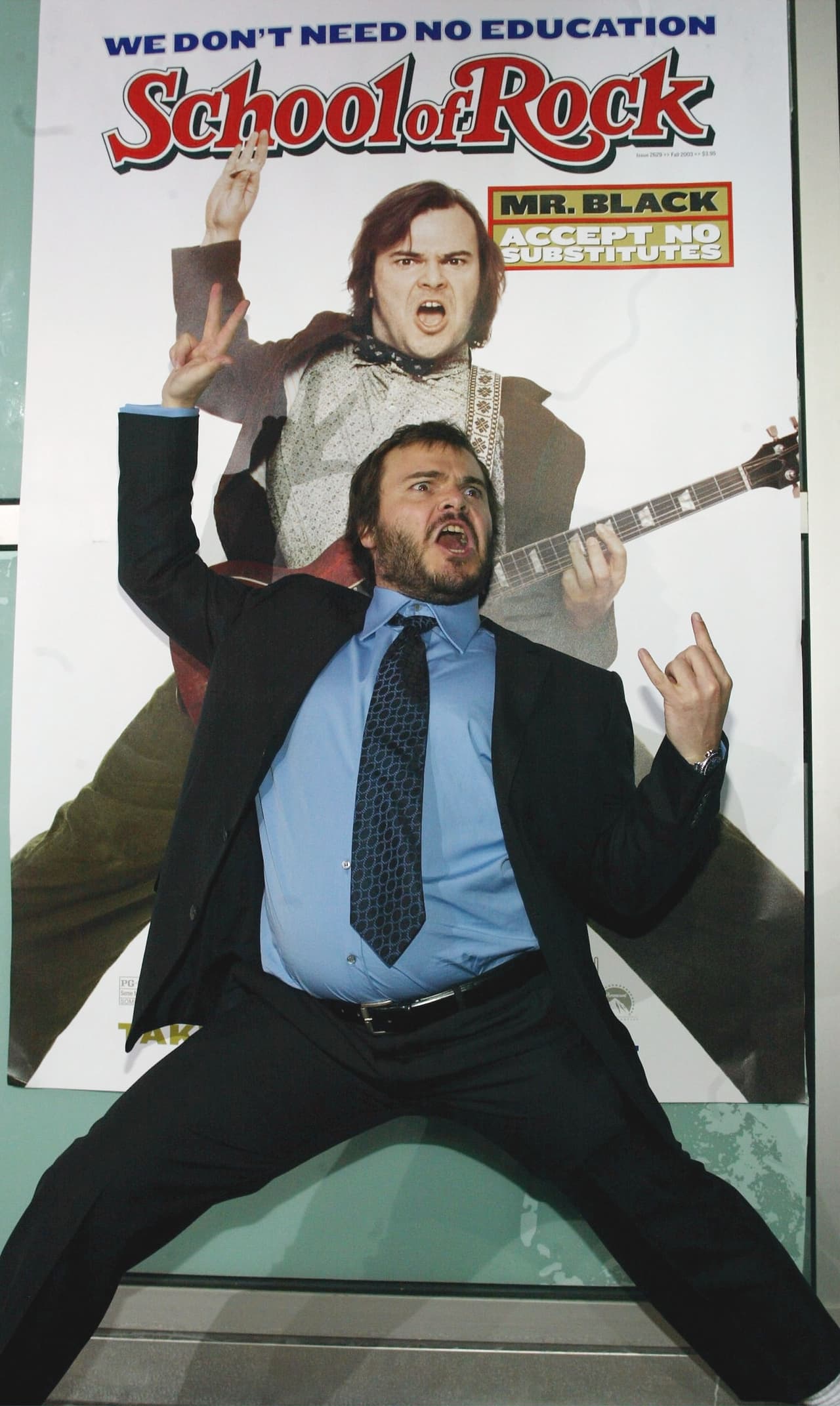 Dewey Finn en la Escuela de rock. Jack Black interpreta a Dewey Finn que es un guitarrista con delirios de grandeza que es expulsado de su banda. Cuando pasa esto, su vida cambia y en su desesperación por encontrar un trabajo decide suplantar la identidad de un profesor sustituto para dar clase en una escuela privada como maestro de música. Ahí aprende a ser maestro y aprende muchas cosas en el camino, por eso es uno de los mejores maestros y además divertidos.