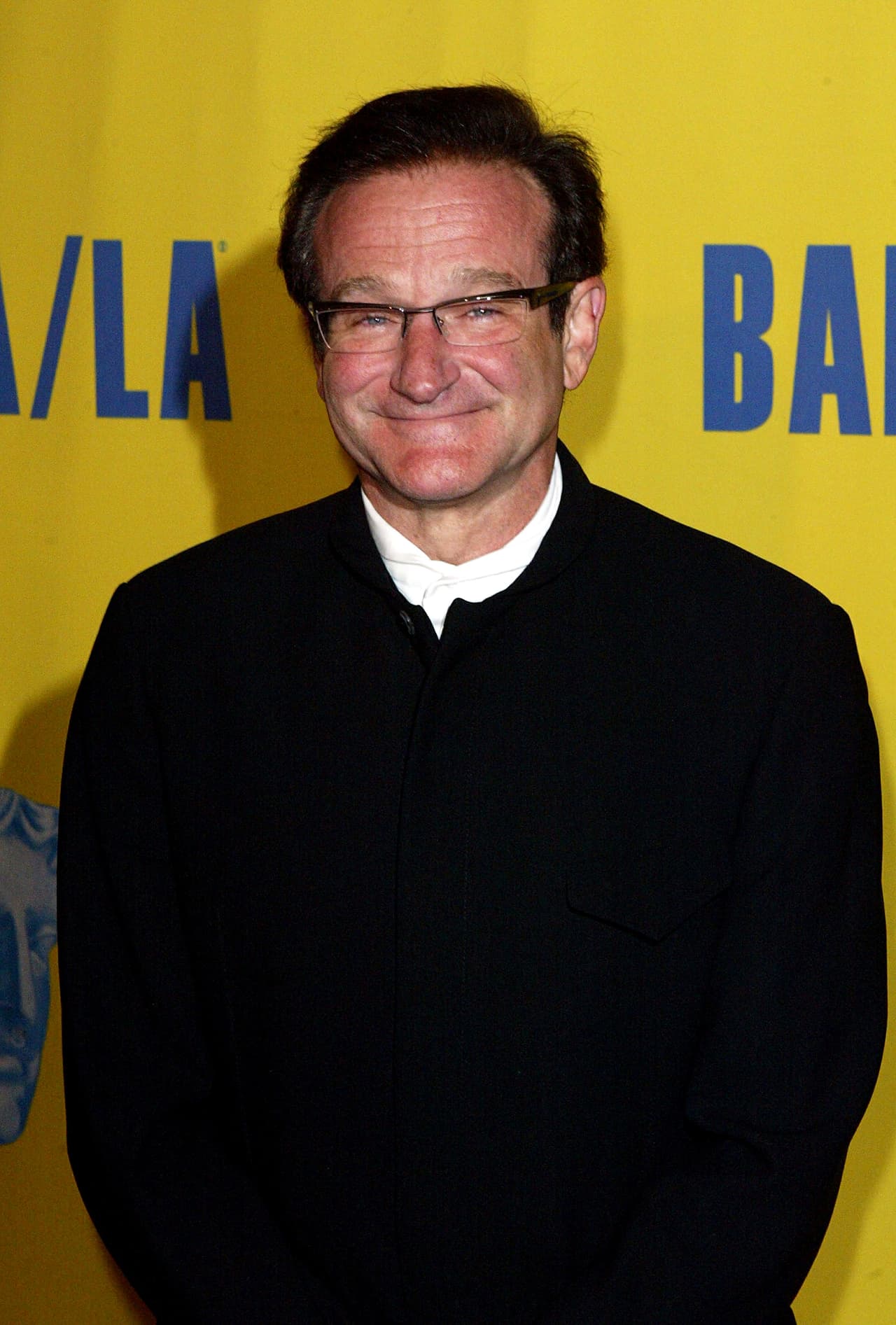 Mr Keating en La sociedad de los poetas muertos. Todo surge en un colegio muy estricto y elitista de Nueva Inglaterra en el que uno grupo de estudiantes a través de la poesía se van a redescubrir. Robin Williams interpreta a este profesor (John Keating) que es uno de los mejores en las películas. A través de métodos no tan convencionales ellos se dan cuenta de la importancia de luchar por sus sueños.