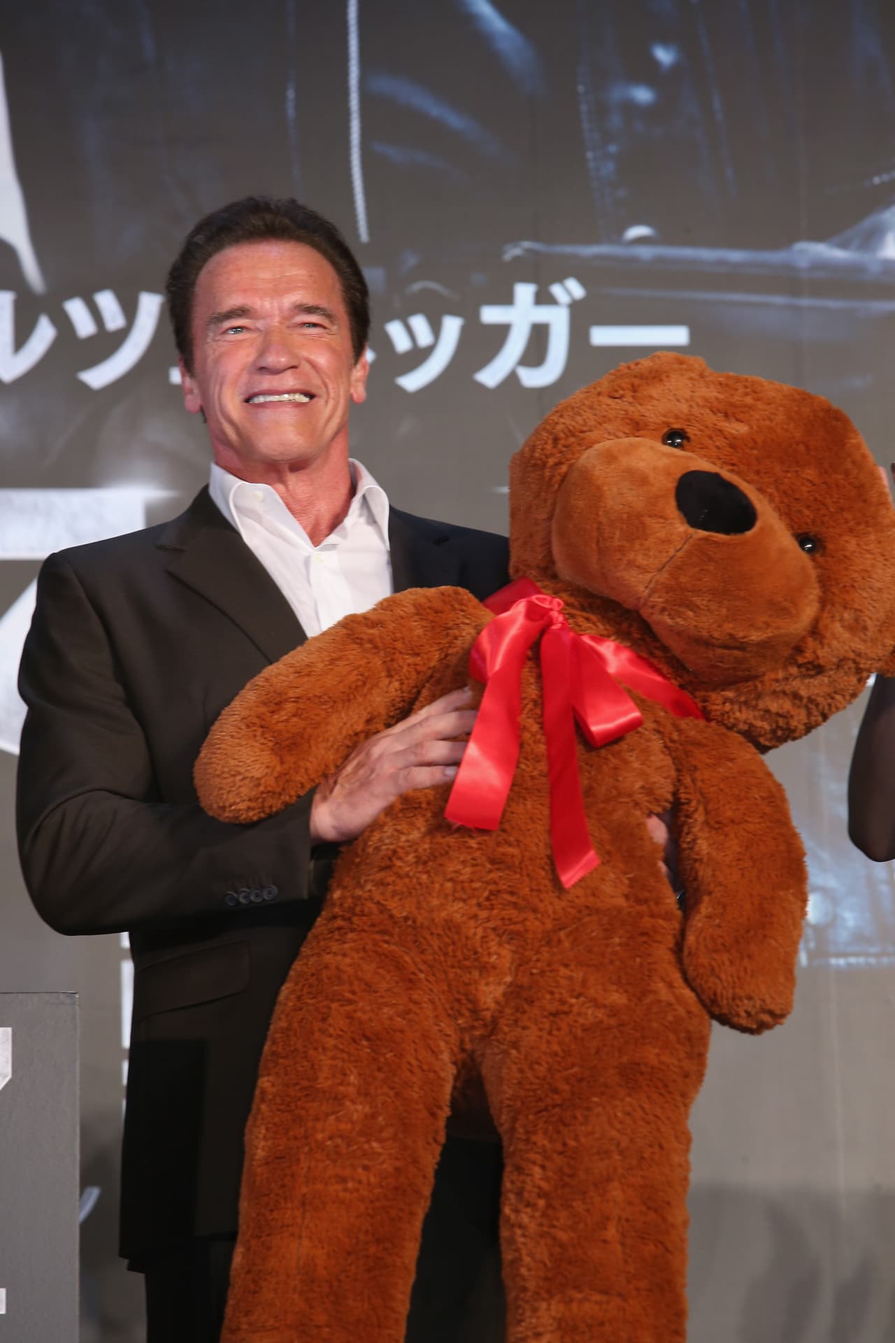 El detective John Kimble en Un detective en el Kinder. John Kimble es un detective que debe infiltrarse como incognito en un kinder para descubrir al gran malo de la película. Arnold Schwarzenegger es de los peores maestros al querer dirigir a unos pequeños muy traviesos, pero que acaban por robarle el corazón.