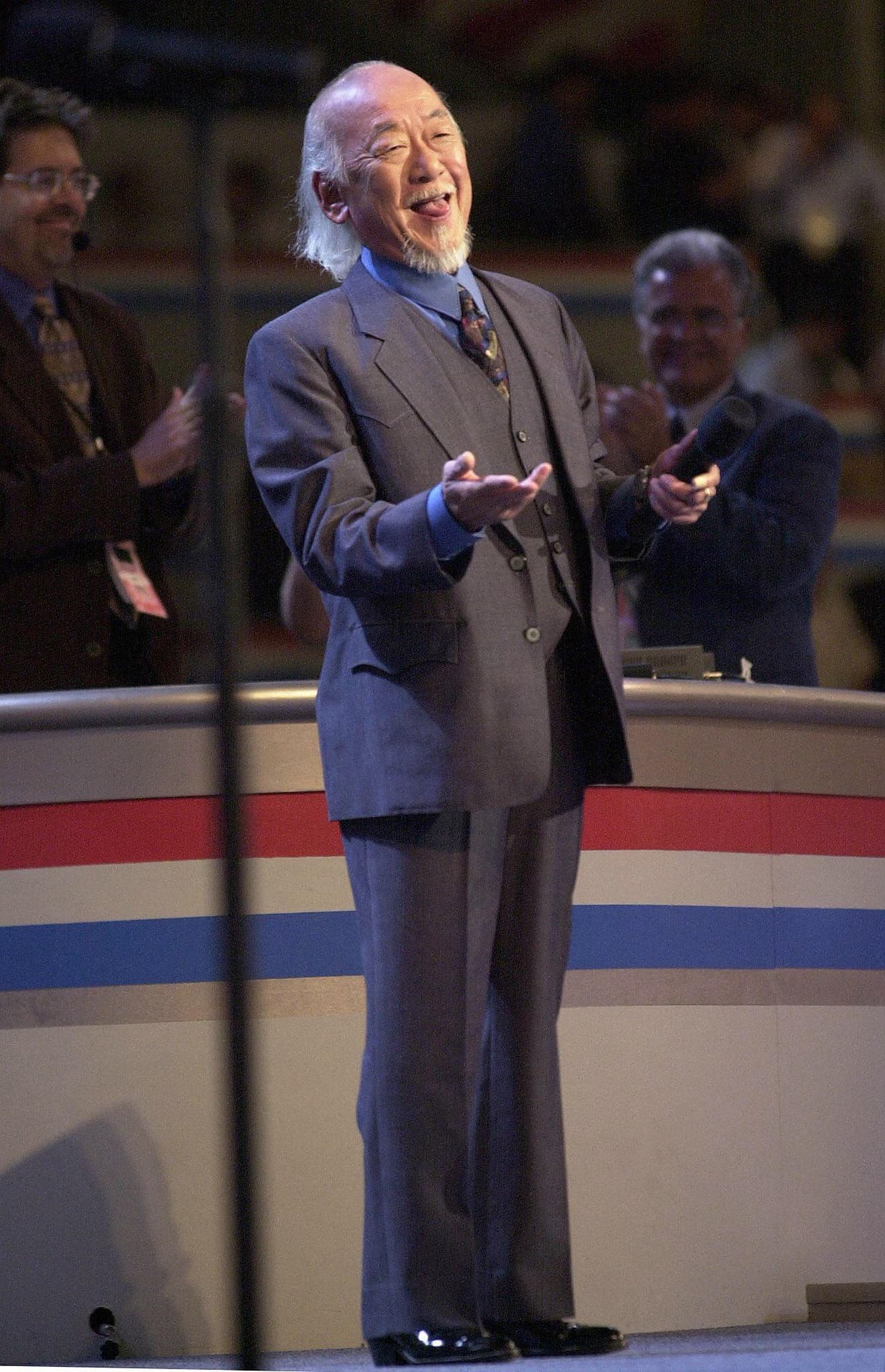 Mr. Miyagi en Karate Kid. El maestro Miyagi entrena a Daniel Sam, él es el responsable en enseñarle toda la técnica del karate y además le demuestra que aunque no eres el más alto, grande, o fuerte, puedes ganar y ser el mejor. Por eso es de los mejores maestros.