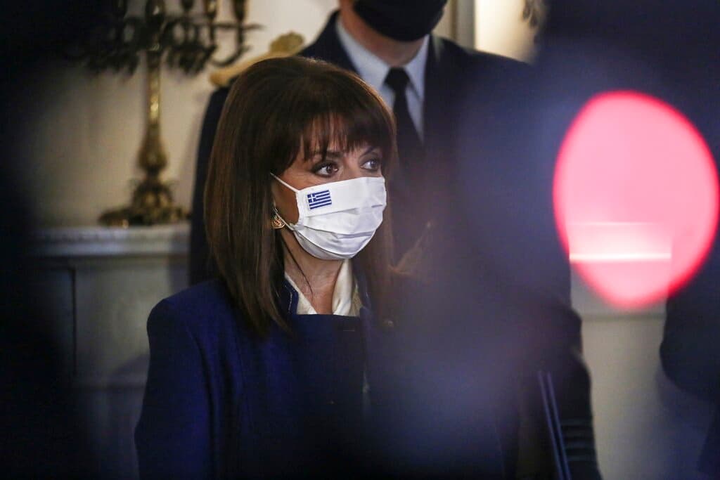 <b>Katerina Sakellaropoulou</b>, presidenta de
<b> Grecia</b>, fue inoculada el 27 de diciembre de 2020 según informó la oficina que encabeza.