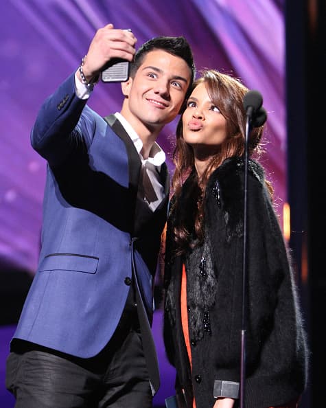 Leslie Grace y Luis Coronel, creando lazos de amistad haciendo monerías para las cámaras en la entrega 2015 de PLN.