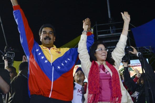 Se señala que Molero se queja que no puede llegar a Nicolás Maduro porque Cilia Flores (esposa de Maduro, en la foto el día de las elecciones) y otros funcionarios se lo impiden. Y agrega: “Quieren sacar a Molero. ¿Por qué lo quieren sacar, Aramís Palacios? Para poder tomar la Fuerza Armada y obligar a Maduro, o a conducirse como ellos quieren o a tirar un golpe de Estado”.
