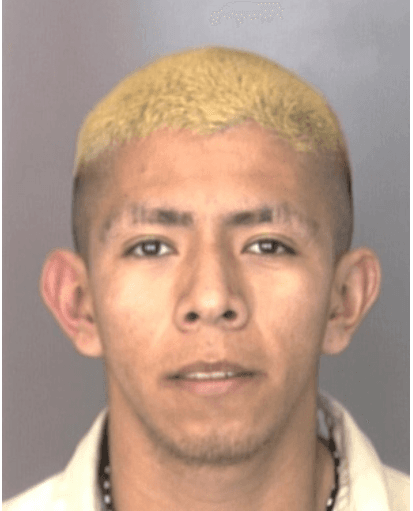 Israel Aguirre es buscado por cargos de asesinato, robo, prostitución y por no portar identificación.