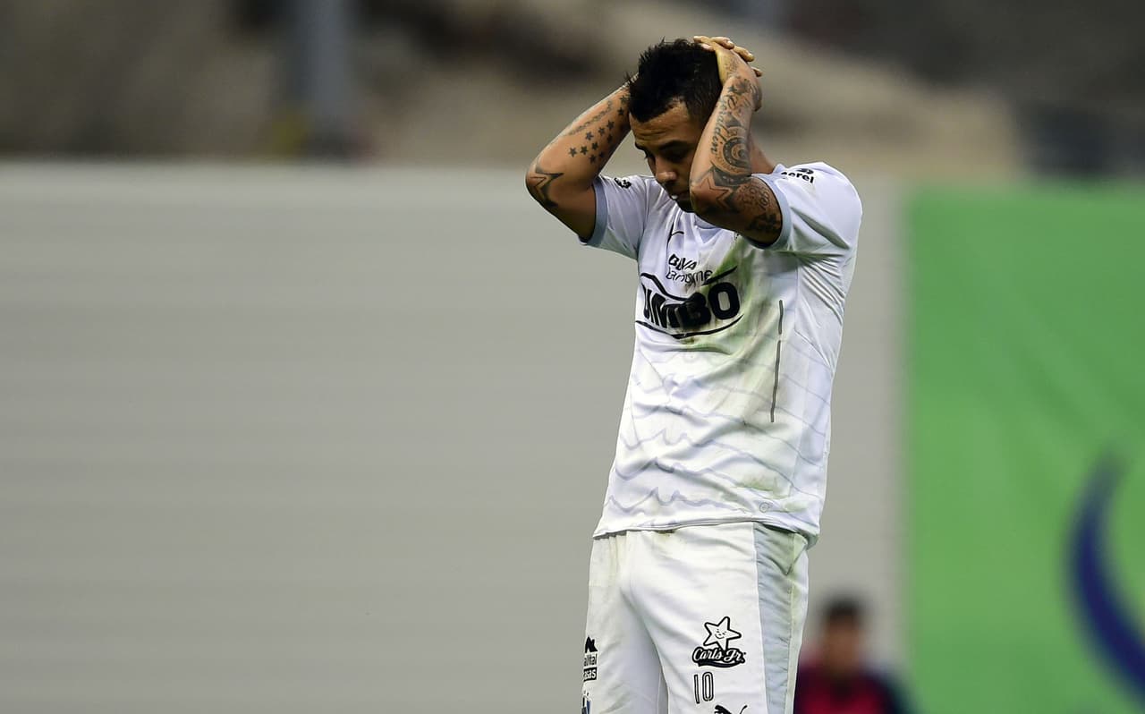 Balean automóvil de ex jugador de Monterrey en intento de asalto