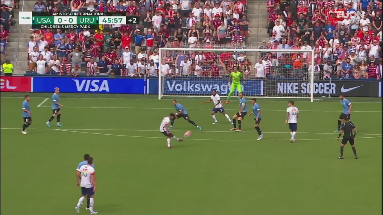 ¡Le faltó potencia! Disparo de Tyler Adams que controla Muslera