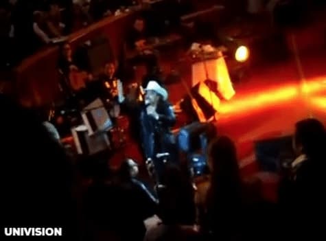 <b>Joan Sebastian </b>se tomó personal en 2011 un comentario de una seguidora quien le gritó: “No te sabes otra”. Lo que sacó de sus casillas al artista.