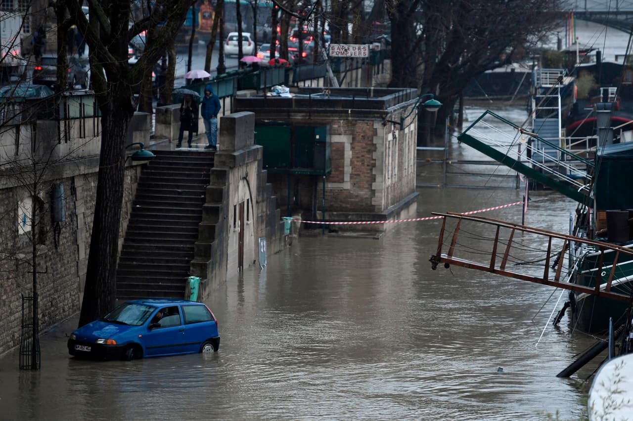 El registro más alto que alcanzó alguna vez el nivel del agua en el Sena fue de 28 pies (ocho metros y medio), en febrero de 1558.