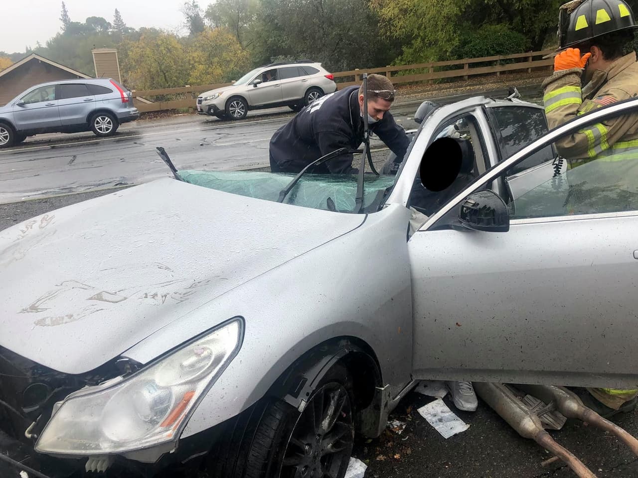 El conductor del Infiniti sufrió solo heridas leves y fue trasladado a un hospital. El CHP dijo que el hombre "tuvo suerte" de que no sostuvo heridas más graves.