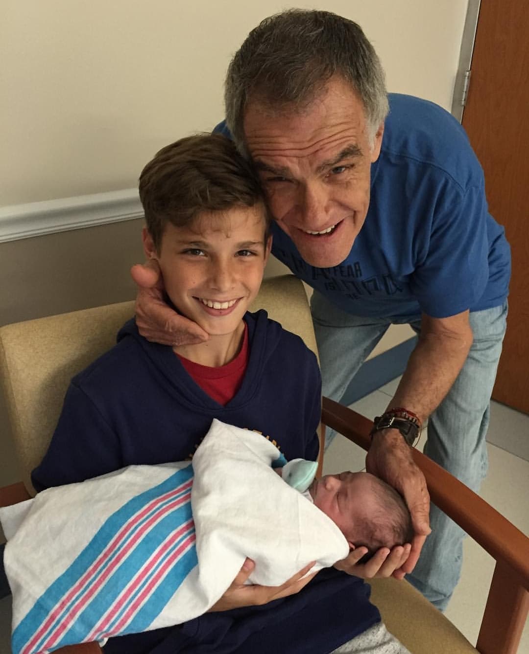 “Chief”, así nombrada Alan su padre fallecido en el 2017 quien posa para esta foto con Alex y Michelle. 
<br>