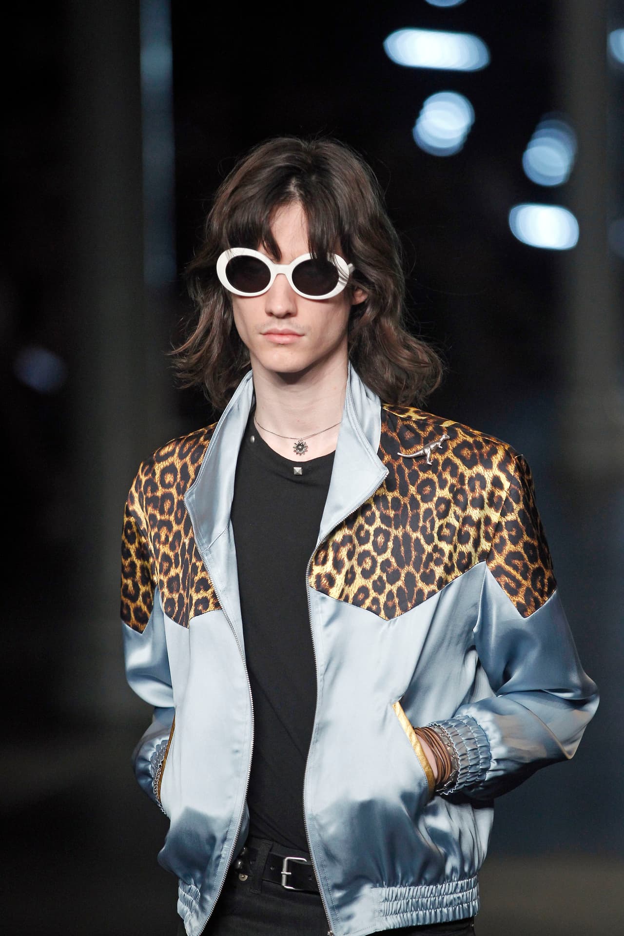 La moda masculina no escapa a este mandato. En lugar de buscar una chaqueta toda estampada, es suficiente hacerse a una de seda con hombros de leopardo para evocar un look muy de las estrellas del rock de los 70.