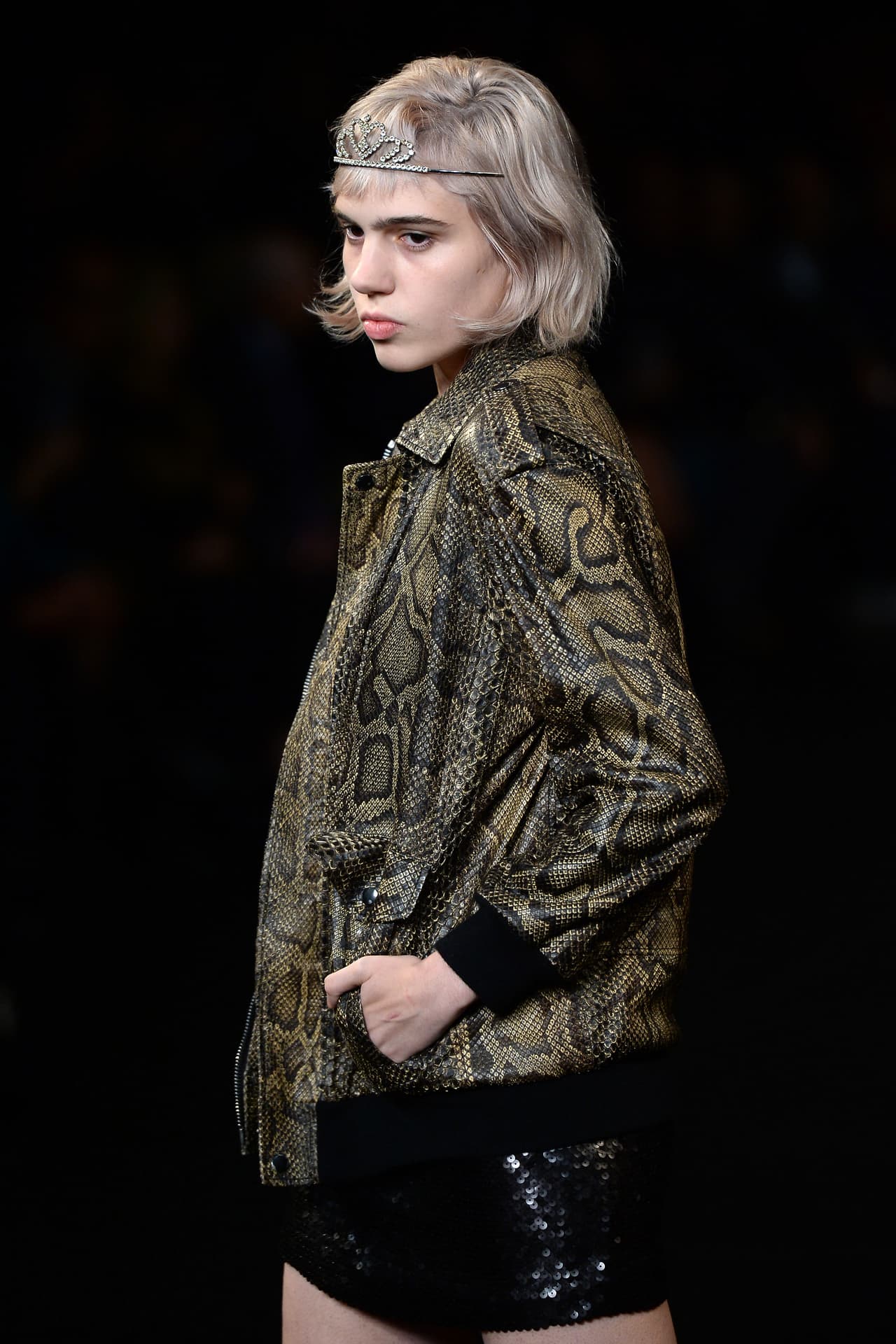 Muchas mujeres son reacias a llevar estampados animales. Creen que es una apuesta muy arriesgada para ellas, pero la verdad, es que esta es una tendencia de moda que se hace cada vez más popular y fácil de llevar. No todas tienen que salir enfundadas en una piel peluda, es suficiente con buscar una chaqueta de corte tipo 'bomper' con un estampado de culebra -que parezca más un camuflado militar- para lograr un look transgresor de primavera.