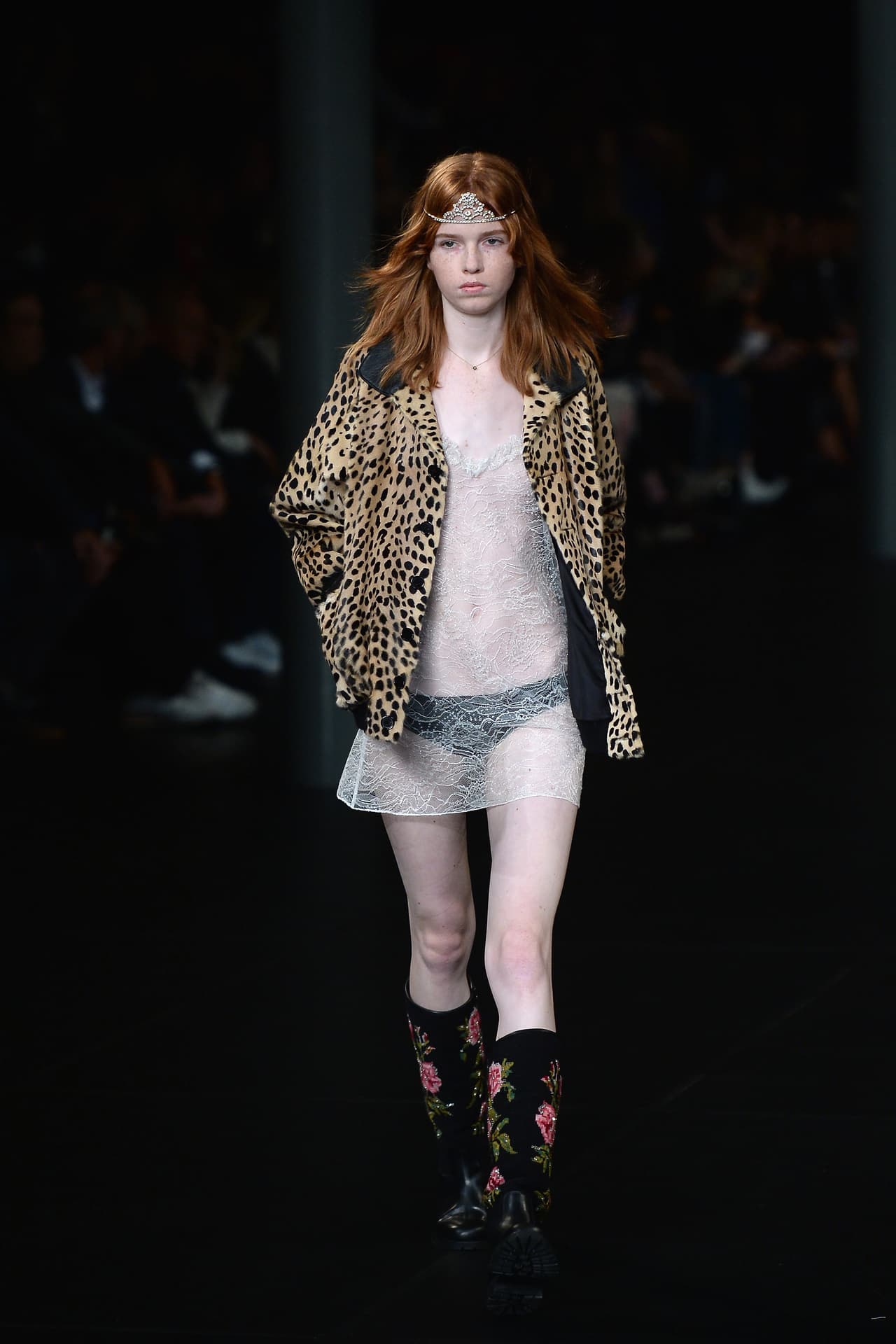 Todo se trata de desafiar la norma y de mezclar estampados que jamás podrían imaginarse juntos. Un 'slip dress' de encaje se puede acompañar con una chaqueta de leopardo de botones y cuello negro y unas botas floreadas.