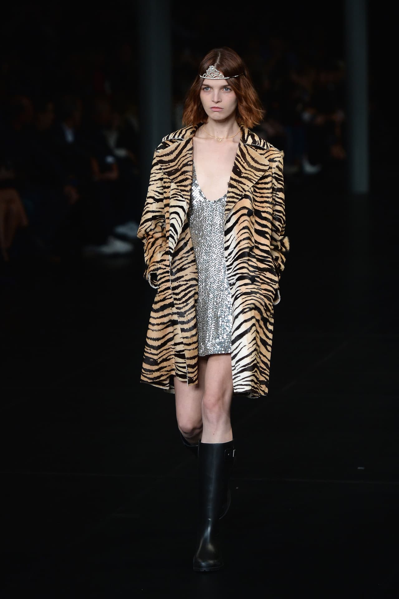 Unas princesas rebeldes y desafiantes que van por la ciudad con mini vestidos que parecen camisolas de dormir, abrigos estridentes de leopardo y unas botas de plástico para la lluvia, así nos incita a ser esta primavera el diseñador saliente de la casa Saint Laurent, Hedi Slimane.