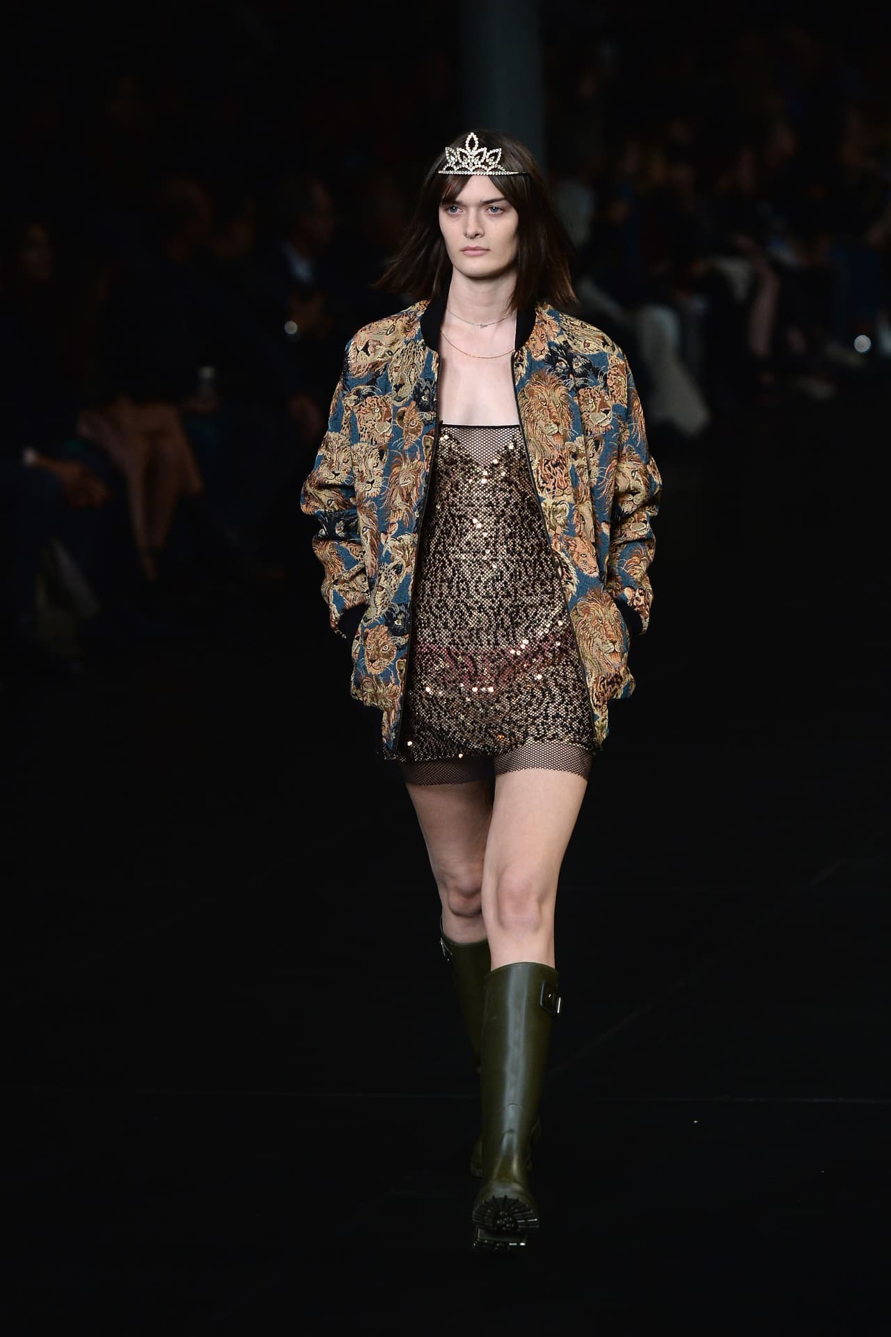 Si definitivamente el 'animal print' no es algo con lo que comulguen, busquen una chaqueta de silueta redonda y resorte en la parte inferior que tenga estampados botánicos o un entramado de rosas o de hojas que aporte textura a su atuendo.