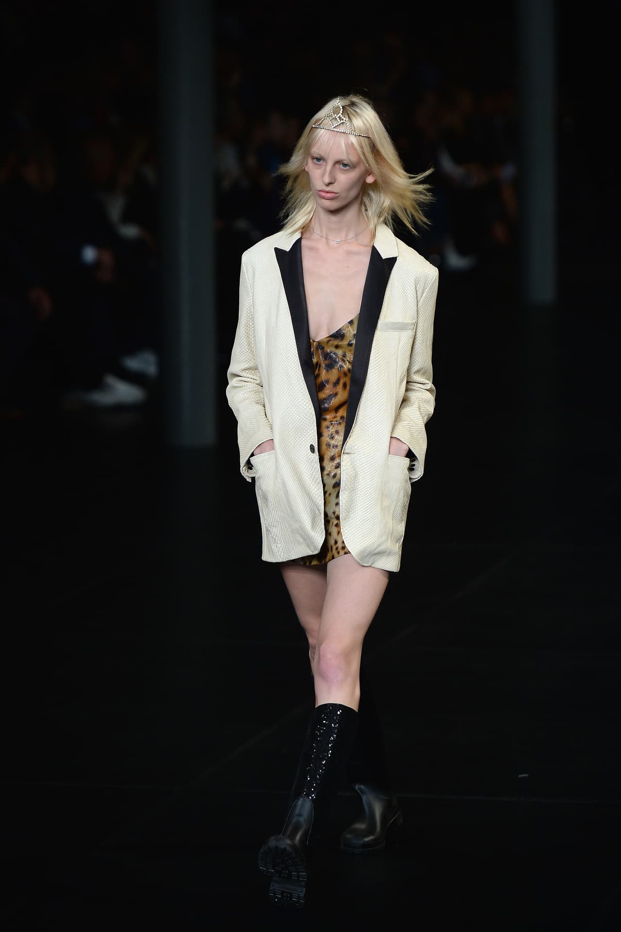 Si se trata de no parecer como si fueran a una fiesta a las 9 de la mañana, lo ideal para usar esta tendencia en la oficina es buscar un vestido básico en animal print, y ponerle un largo blazer monocromático, blanco o negro, que le contraste en color.