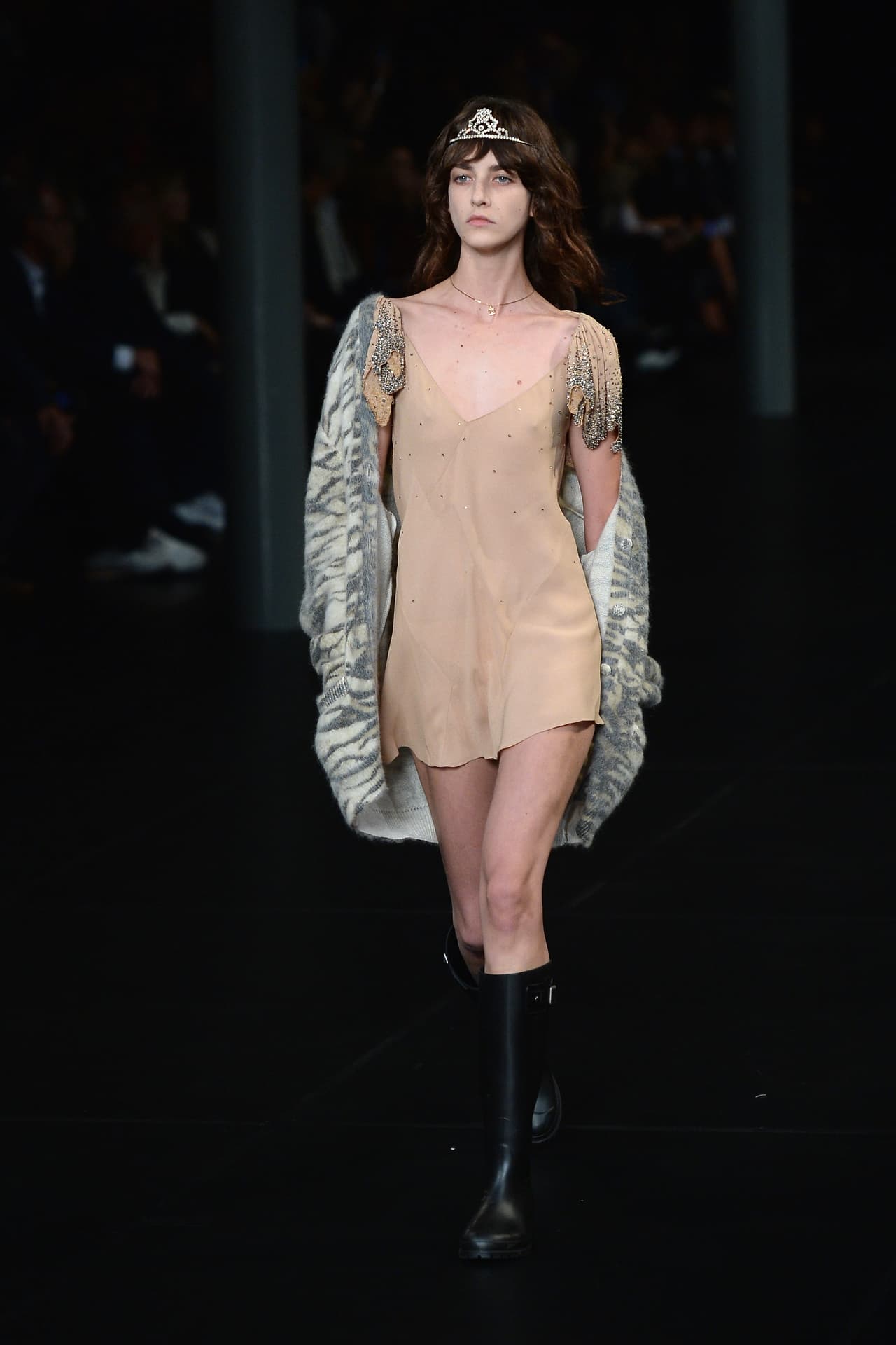 Los tonos nude y pasteles tan importantes esta temporada también invaden el universo de los estampados. Para llevar 'animal print' de manera más discreta, lo mejor será buscar un abrigo ligero en tonos grises y blancos como este, vas a descubrir la versatilidad de los colores de la cebra.