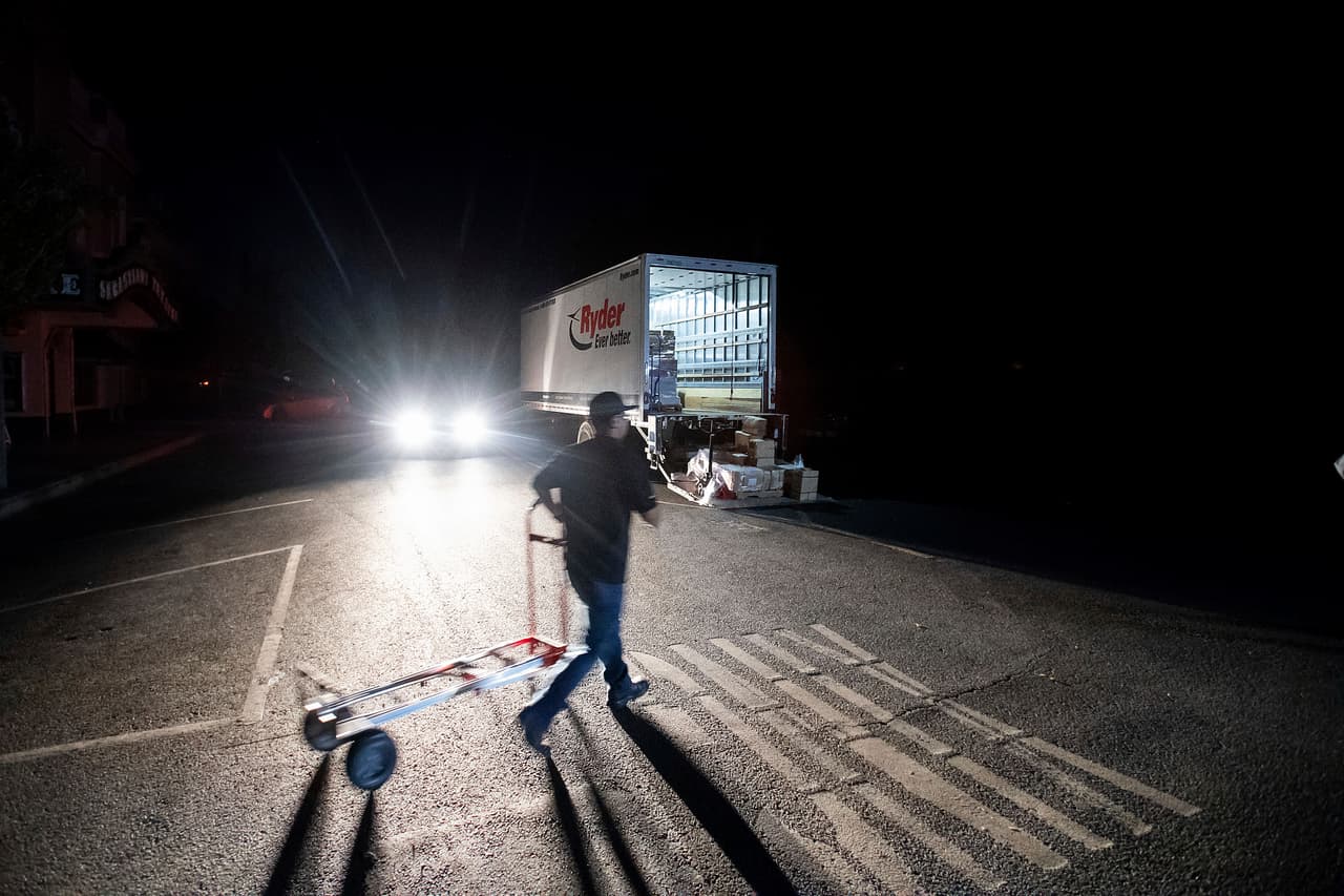 Armando Espinoza tuvo que realizar sus entregas a oscuras. Él entrega productos a varios cafés del centro de Sonoma y su camión repartidor era de los pocos que alumbraba las calles en medio del apagón.